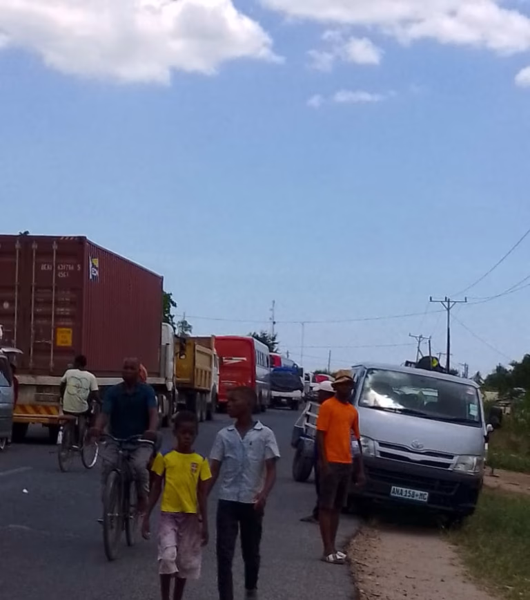 4X4: Zambézia Bloqueada! Populares em Namacurra impõem regras e desafiam o sistema