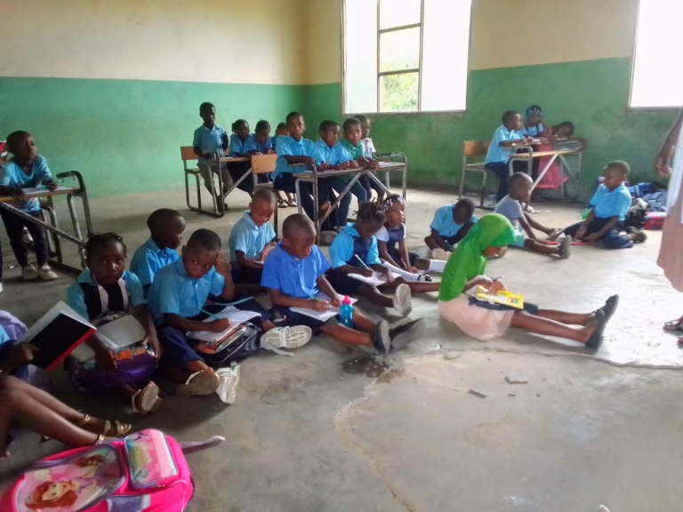 Escolas de Quelimane continuam sem carteiras